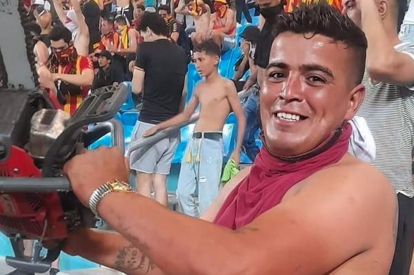 القبض على صاحب المنشار الآلي في مباراة الترجي التونسي وشبيبة القبائل الجزائري (صور)